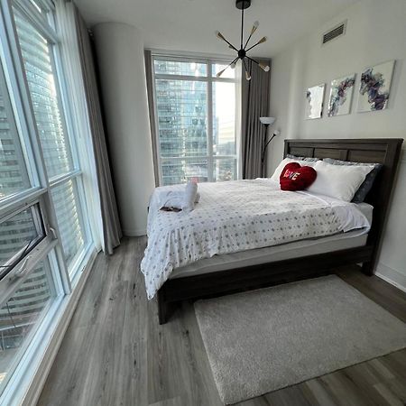 Prestigious 2-Bdrm Condo - Across From Scotiabank Arena Торонто Екстериор снимка