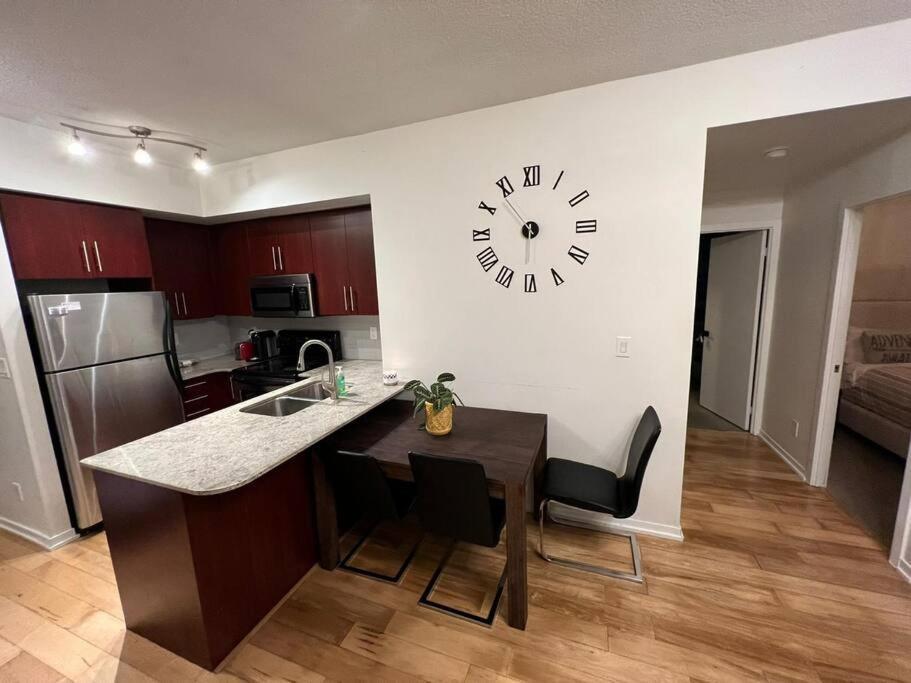 Prestigious 2-Bdrm Condo - Across From Scotiabank Arena Торонто Екстериор снимка
