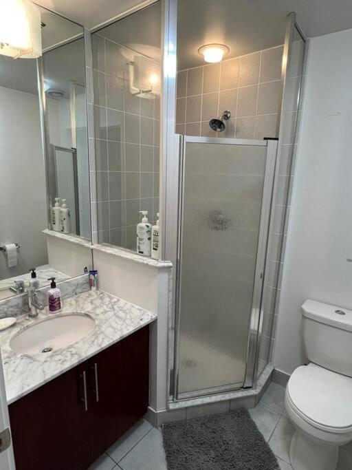 Prestigious 2-Bdrm Condo - Across From Scotiabank Arena Торонто Екстериор снимка